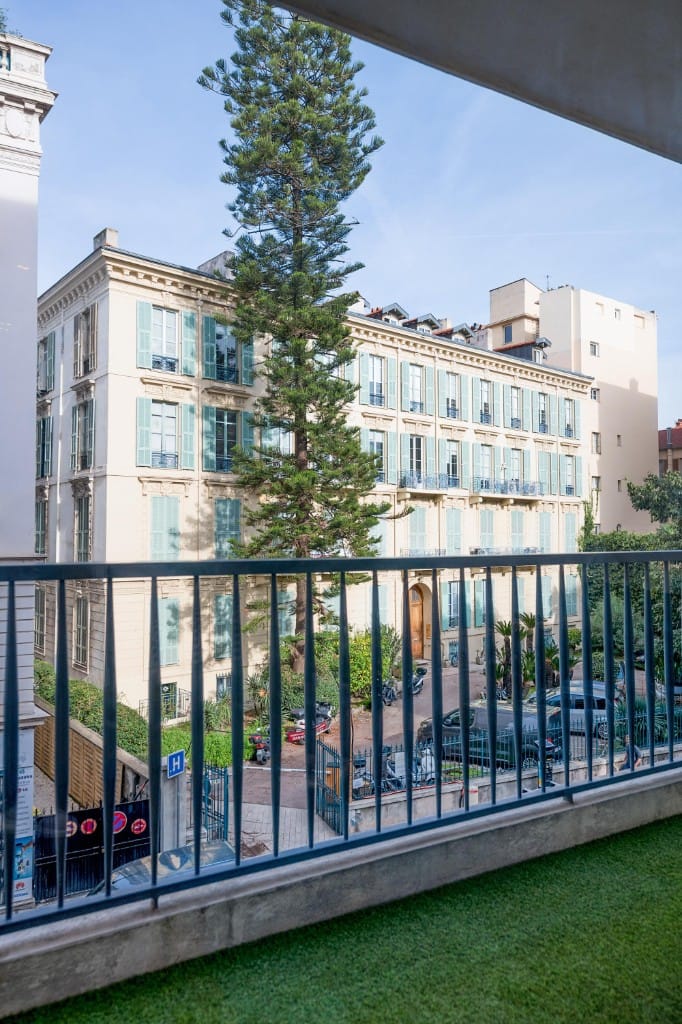Balcon et vue sur l'architecture niçoise, rue Clemenceau